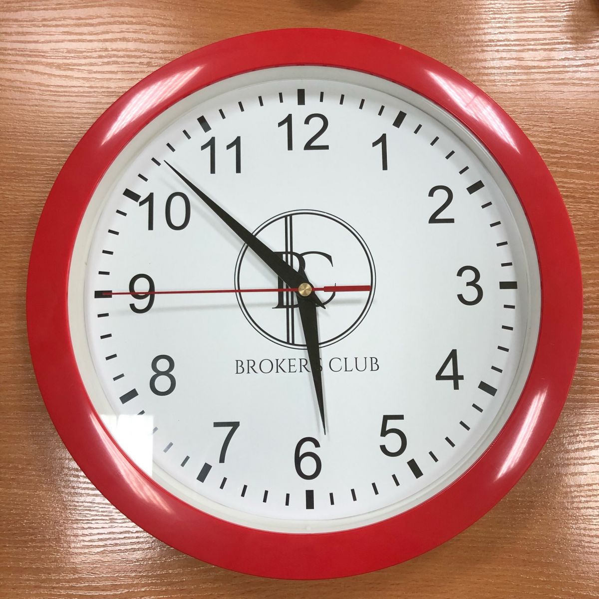 Корпоративные часы с логотипом для компании Брокер клаб